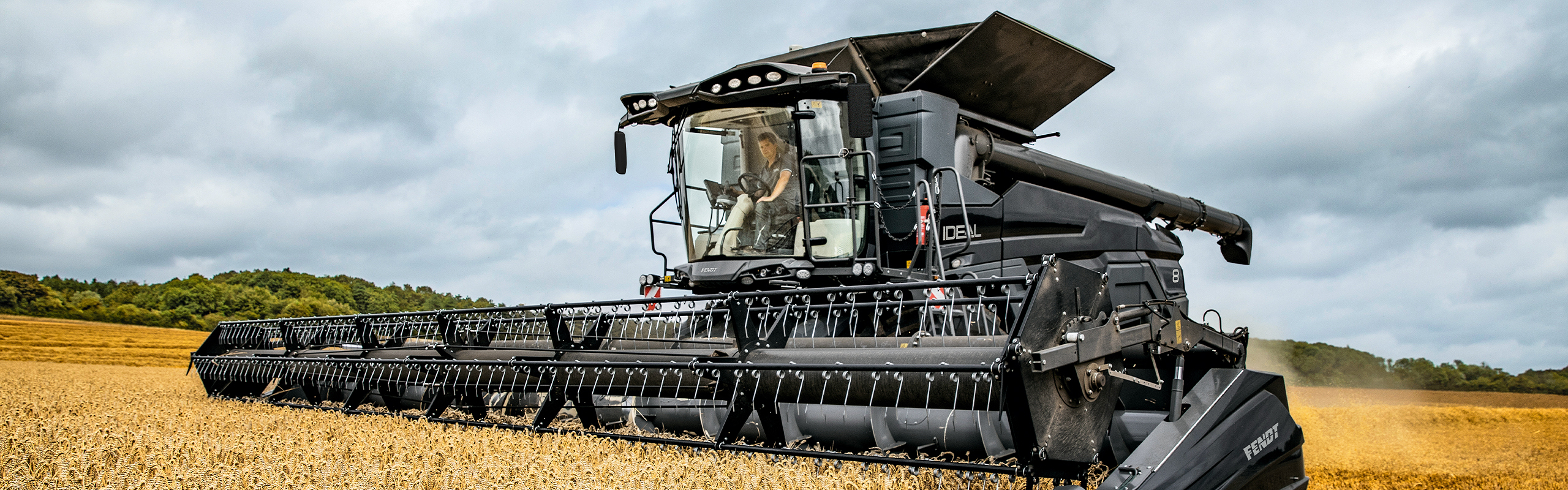 Un agricultor conduciendo la Fendt IDEAL en el campo