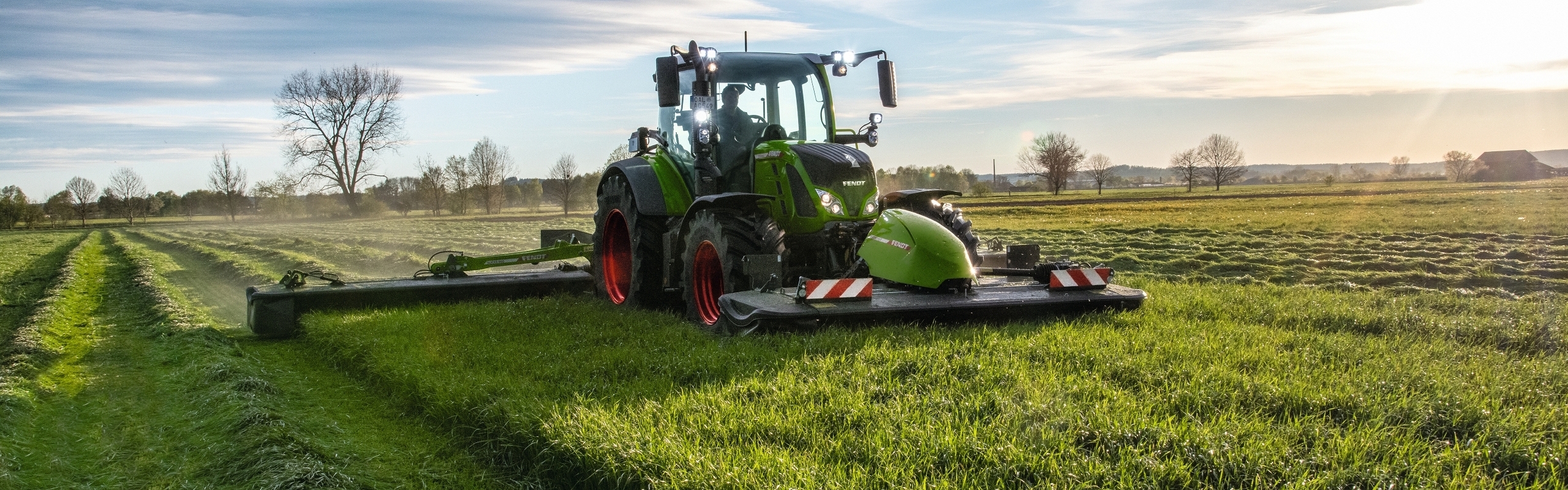 Fendt 500 Vario con Slicer delantero y trasero en praderas