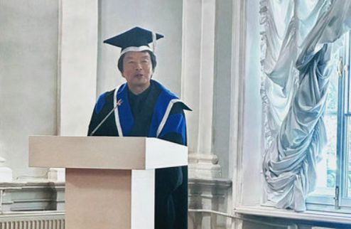 Chinese writer receives honorary doctorate