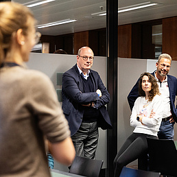 Christoph Markschies auf der Langen Nacht der Wissenschaften 2024 Christoph Markschies im Gespräch mit anderen Personen.
