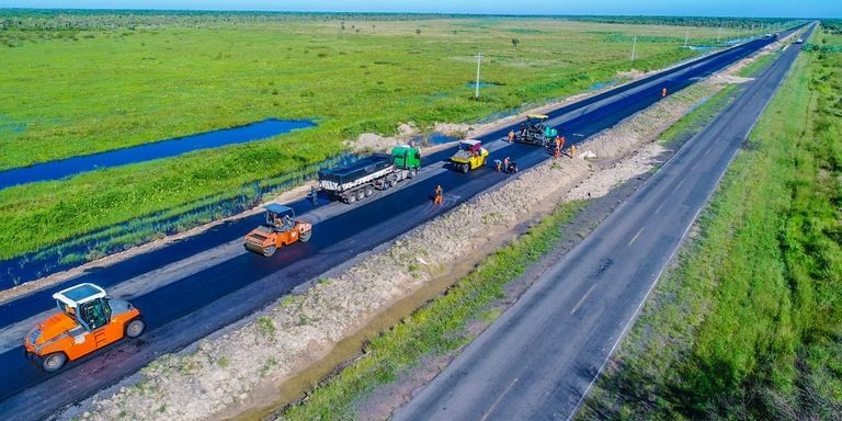 Equipo de construcción pavimentando una vía rural. Desarrollo rural y económico - Banco Interamericano de Desarrollo - BID 