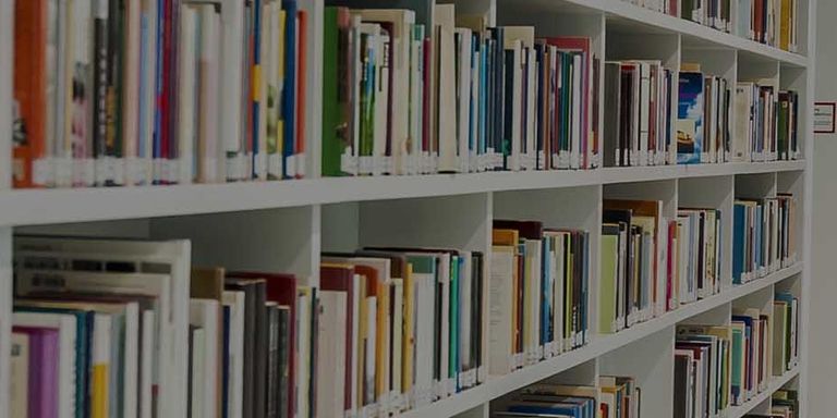 Biblioteca con estanterías de libros. Innovación y Desarrollo - Banco Interamericano de Desarrollo - BID