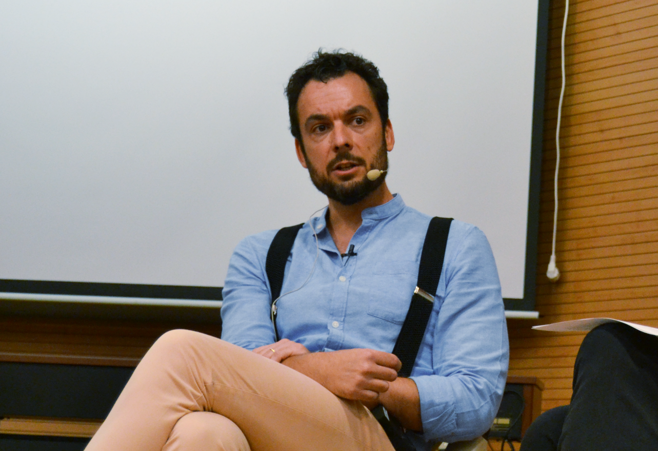 Andrés Castellanos-Gomez, durante una charla en el Instituto de Ciencia de Materiales de Madrid. Foto: Gülsüm Ersü/ICMM-CSIC