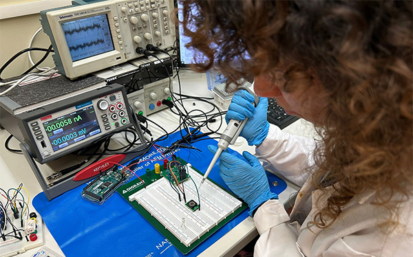 Irene Palacio con un biosensor