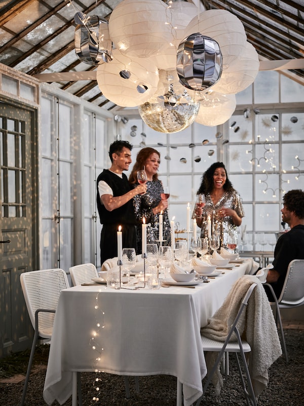 Une chaise TORPARÖ blanche et grise pliable dans une salle à manger.
