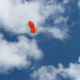 Sonde turbulente emportée par un ballon captif sous des cumulus, nuages de beau temps. Le ballon cap