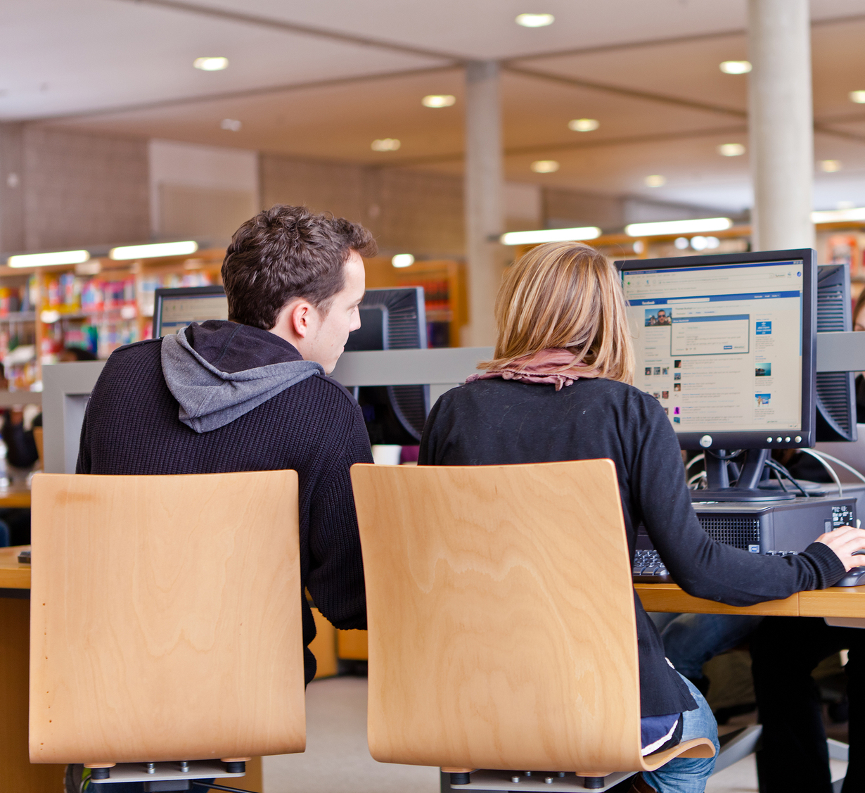 Studentin und Student in der Bibliothek