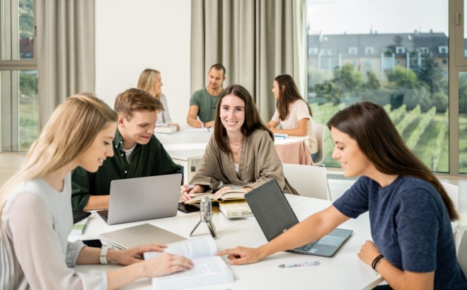 Studierende lächelt und blickt in die Kamera