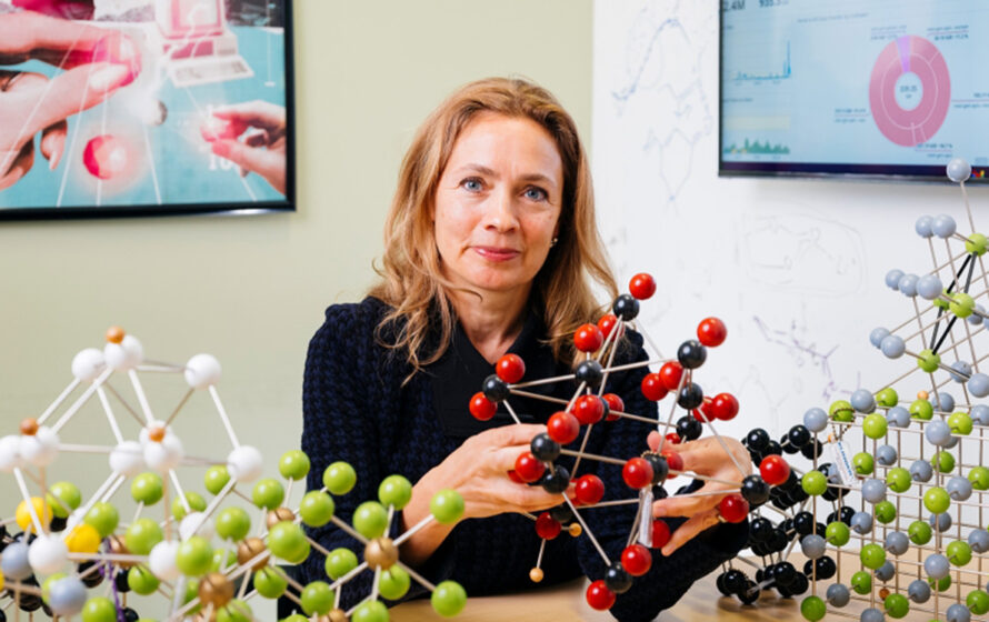 Kristin Persson holding a molecule model.