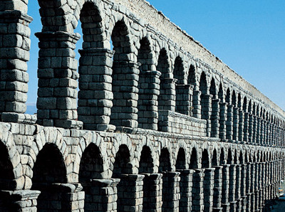 セゴビア旧市街とローマ水道橋(スペイン)