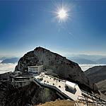 Nirgendwo leuchten die Sterne intensiver und sind die Sonnenaufgänge spektakulärer als auf Pilatus Kulm. So nah bei Luzern und doch in einer ganz anderen Welt. 