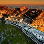 Nirgendwo leuchten die Sterne intensiver und sind die Sonnenaufgänge spektakulärer als auf Pilatus Kulm. So nah bei Luzern und doch in einer ganz anderen Welt. 