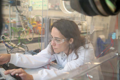 Prof Ana Sobrido working in the lab