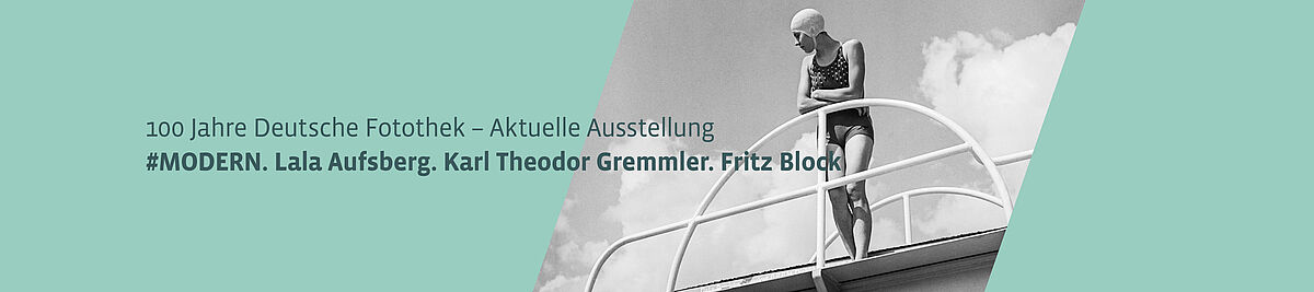 Schwarz-Weiß-Foto einer Schwimmerin von Lala Aufsberg auf türkisfarbenem Hintergrund und Ausstellungstitel #Modern Lala Aufsberg, Karl Theodor Gremmler, Fritz Block