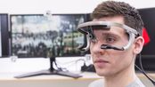 Person vor Bildschirm mit Eyetracking-Vorrichtung