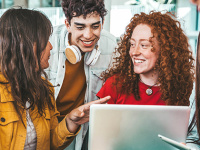 Gruppe von Studierende, die gemeinsam lernen