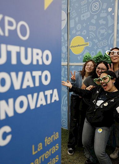 A group of students at the UC Chile Future Freshman Expo posing with playful accessories and smiles. (Photo credit: UC Chile)