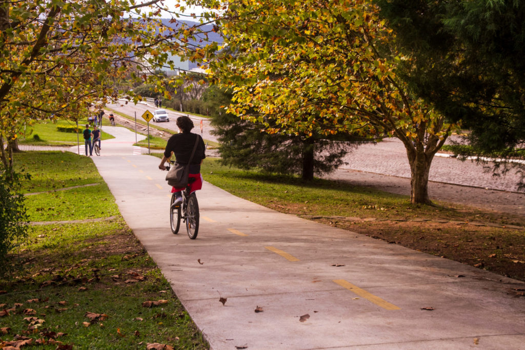 Homem andando de bicicleta na pista multiuso