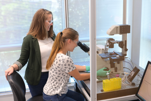 Dr. Hanna Malcolm supervises a research student.