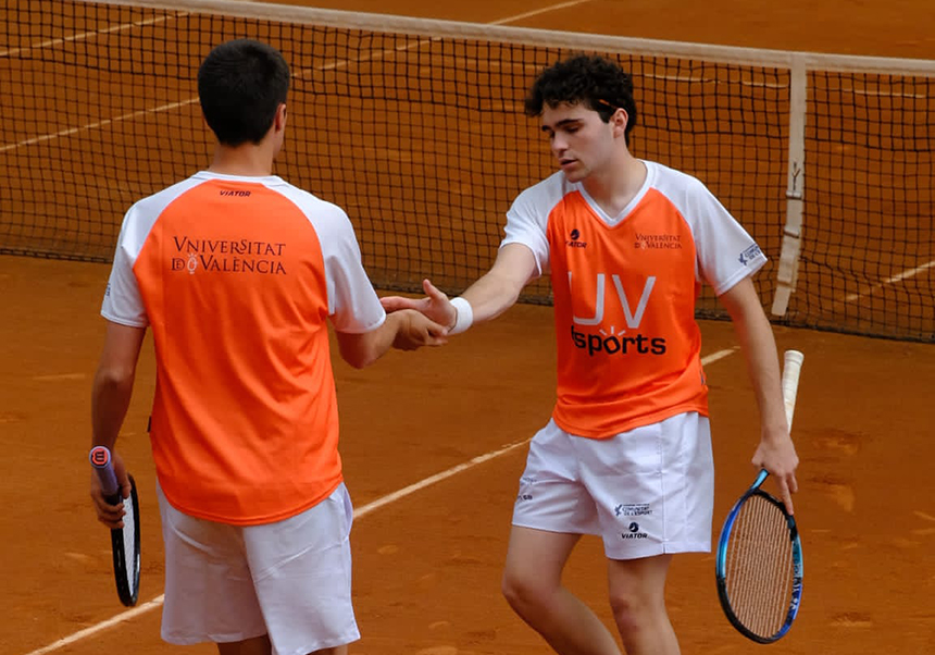 Jugadors de tennis amb el uniforme de UVesports