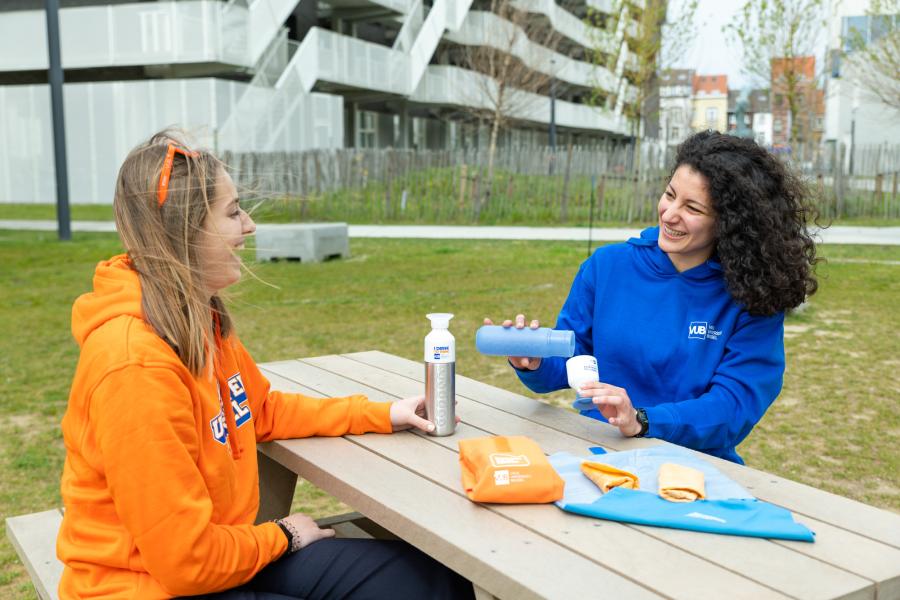 2021_Meisjes buiten aan een tafel met merchandise van de webwinkel_Webshop_Gadgets_VUB